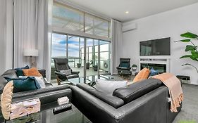 Spacious 3-Bed Waterfront Apartment